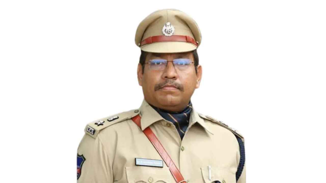 ఇల్లు ఖాళీ చేసిన ఐపీఎస్‌ నవీన్‌