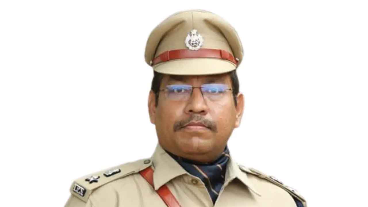 రిటైర్డు ఐఏఎస్‌ ఇంటిపై ఐపీఎస్‌ కన్ను