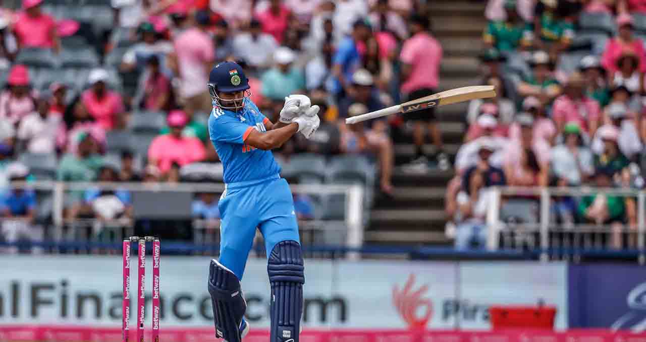 Shreyas Iyer | ఫుల్‌షాట్ కొట్టబోయిన అయ్య‌ర్.. చేతుల్లోంచి జారిపోయిన‌ బ్యాట్.. వీడియో