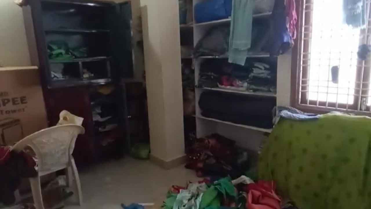 Jagithyala | జగిత్యాల  పట్టణంలో దొంగల హల్‌చల్‌.. పలు ఇండ్లలో చొరబడి బంగారం, నగదు అపహరణ