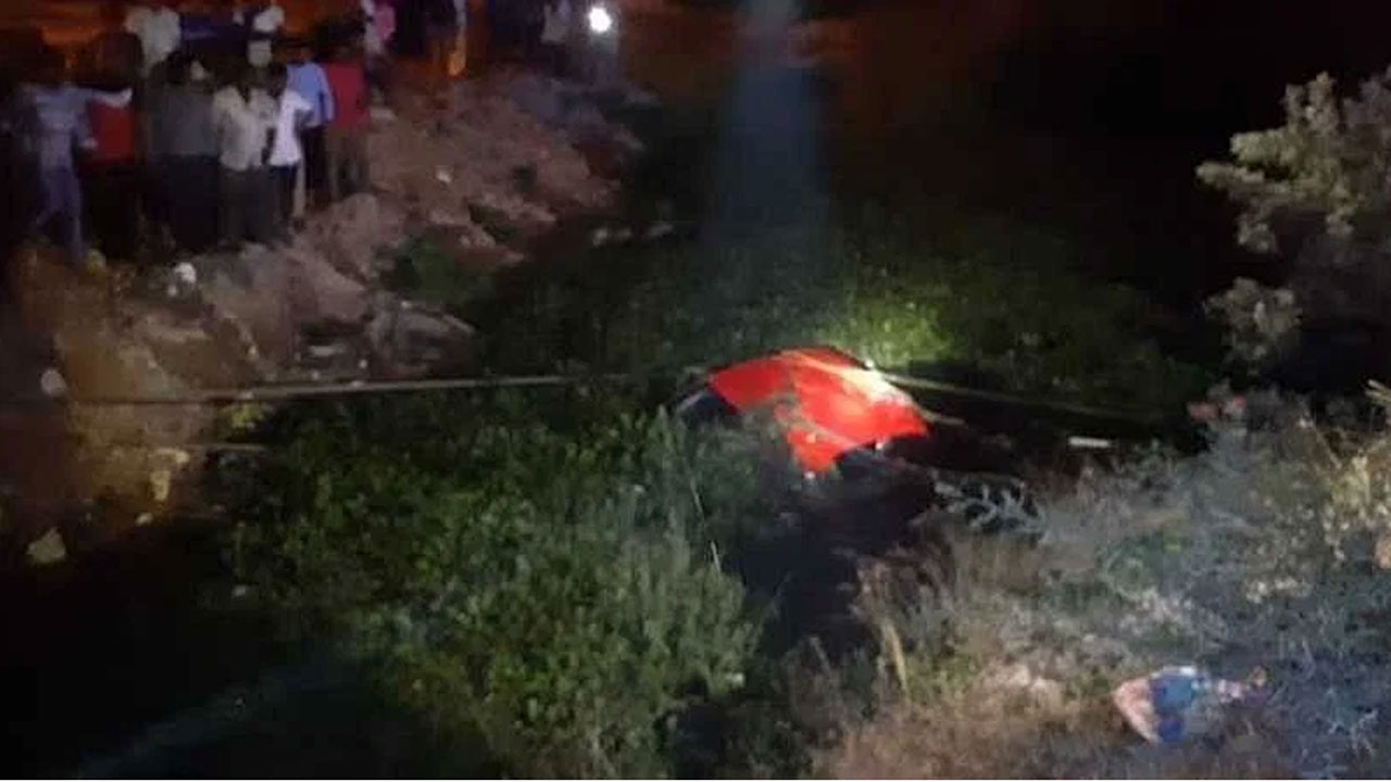 Accident | అదుపుతప్పి చెరువులో పడిన కారు.. నలుగురు యువకులు జల సమాధి