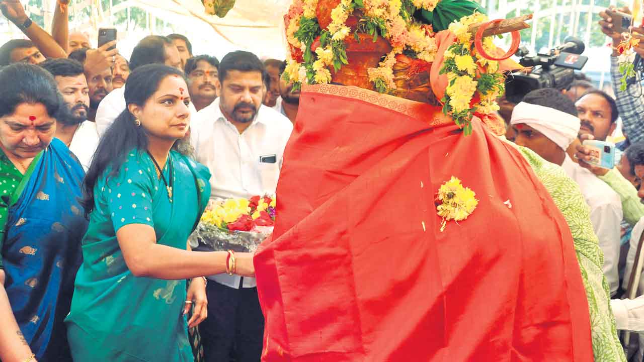 మేడారం జాతరకు జాతీయ హోదా ఇవ్వాలి