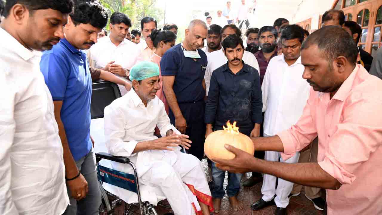 KCR | నందిన‌గ‌ర్ ఇంటికి చేరుకున్న కేసీఆర్.. దిష్టి తీసి హార‌తితో స్వాగ‌తం