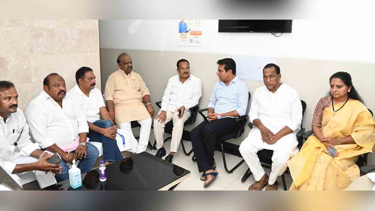 KCR | కేసీఆర్‌ను ప‌రామ‌ర్శించిన సినీ న‌టుడు ప్ర‌కాశ్ రాజ్