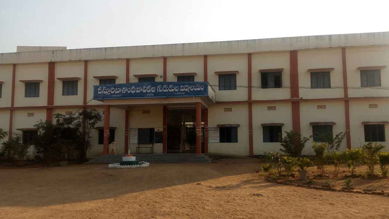 కేజీబీవీలకు డ్యూయల్‌ డెస్క్‌ బల్లలు