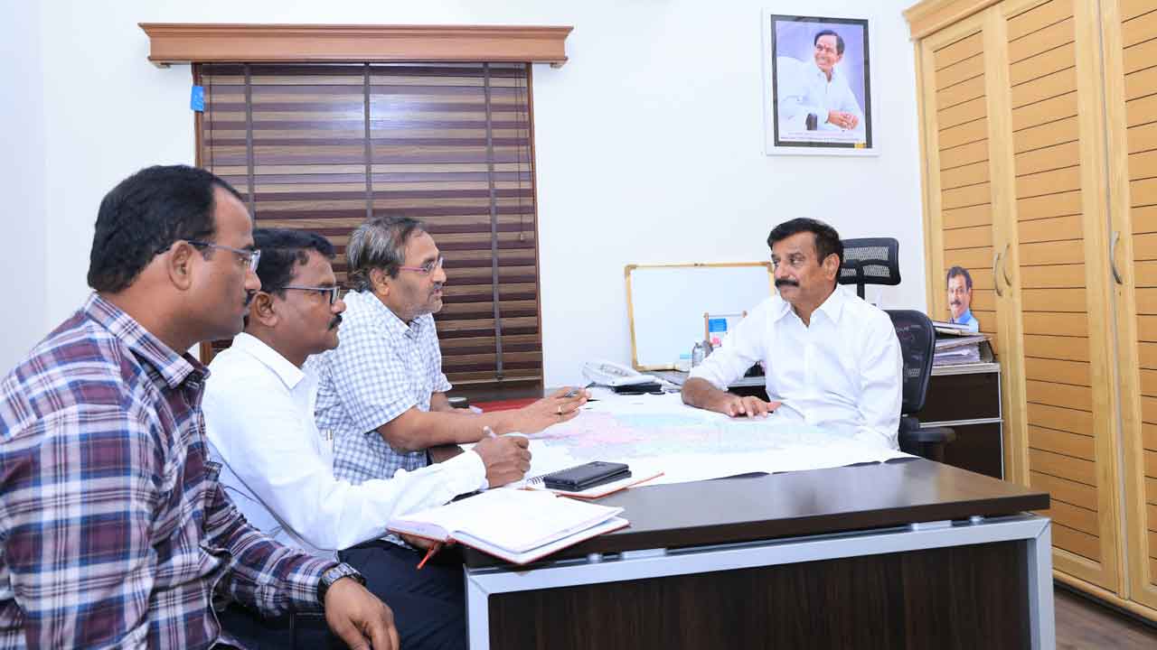 MLA Kotha Prabhakar Reddy | రోడ్ల నిర్మాణ పనుల్లో వేగం పెంచాలి : ఎమ్మెల్యే కొత్త ప్రభాకర్ రెడ్డి