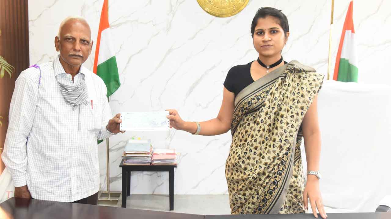 Jogulamba Gadwala | ముఖ్యమంత్రి సహాయ నిధికి రిటైర్డ్ ఉపాధ్యాయుడు విరాళం