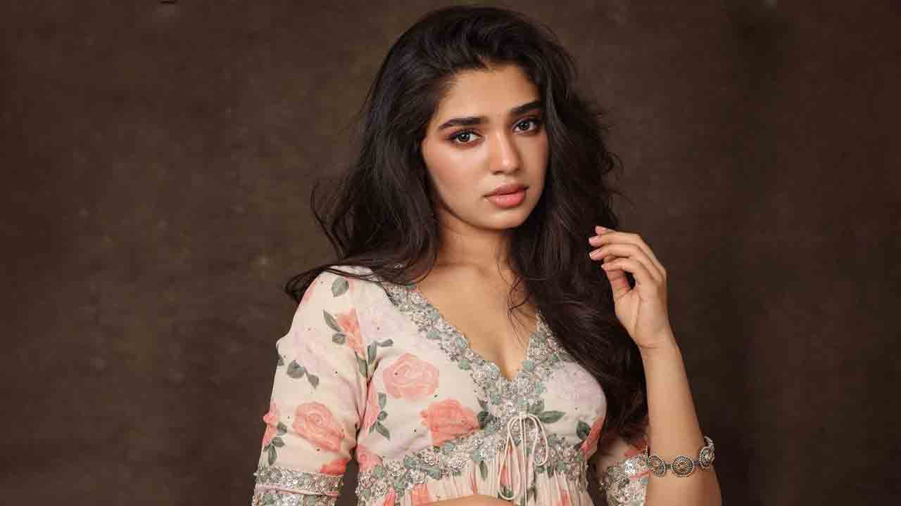 Krithi Shetty | మడికట్టుకొని కూర్చుంటే ఇదంతా జరిగేదా?: కృతిశెట్టి