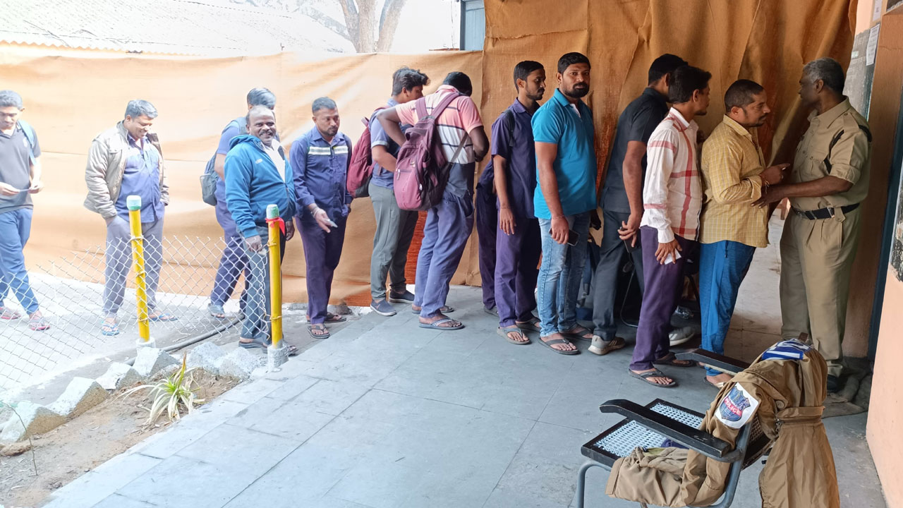 ఓటెత్తిన కార్మికులు