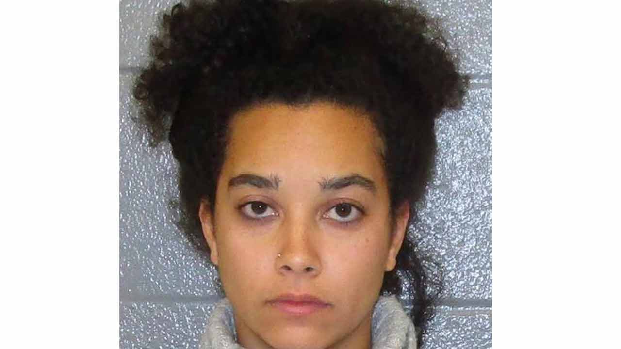 Lady Teacher: లేడీ టీచ‌ర్‌తో స్టూడెంట్ శృంగారం..  యాప్ లొకేష‌న్‌తో ప‌ట్టుకున్న త‌ల్లి