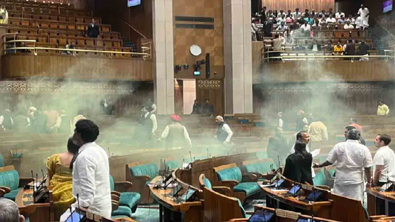 Lok Sabha security breach | ఆ ఇద్ద‌రు.. నాలుగు అంచెల భ‌ద్ర‌త వ‌ల‌యాన్ని ఎలా దాట‌గ‌లిగారు..?