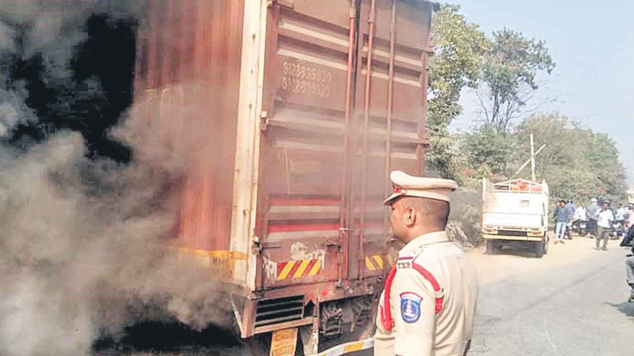 విద్యుత్‌వైర్లు తగిలి కంటైనర్‌ దగ్ధం