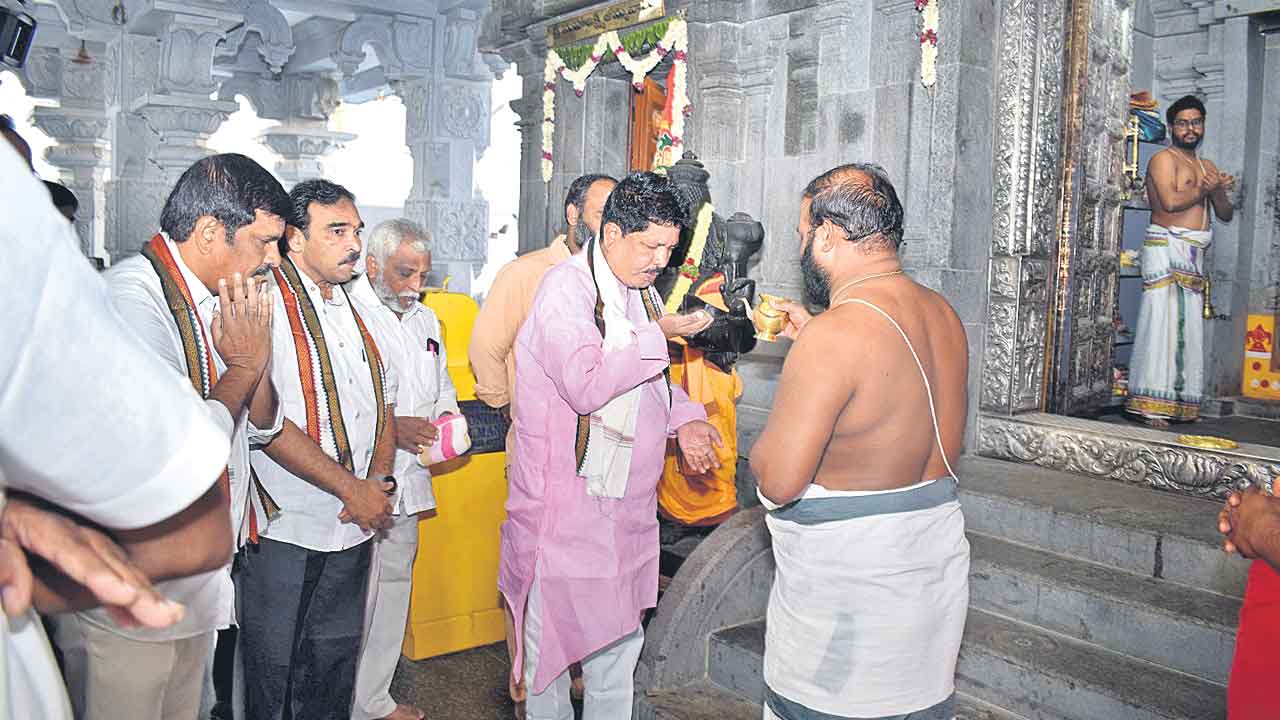 కేసీఆర్‌ కోలుకోవాలని ఆలయాల్లో పూజలు