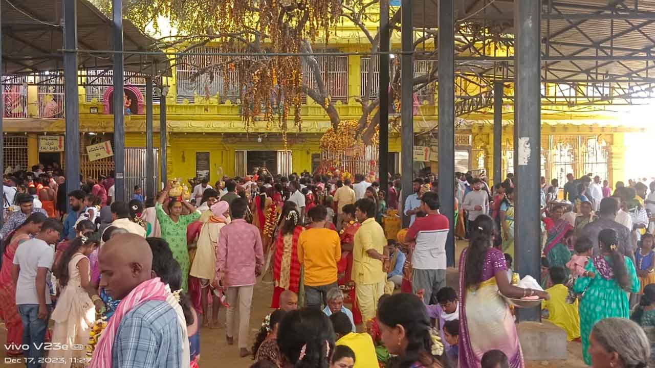 Mallanna temple | భక్తులతో కిటకిటలాడిన కొమురవెల్లి మల్లన్న క్షేత్రం