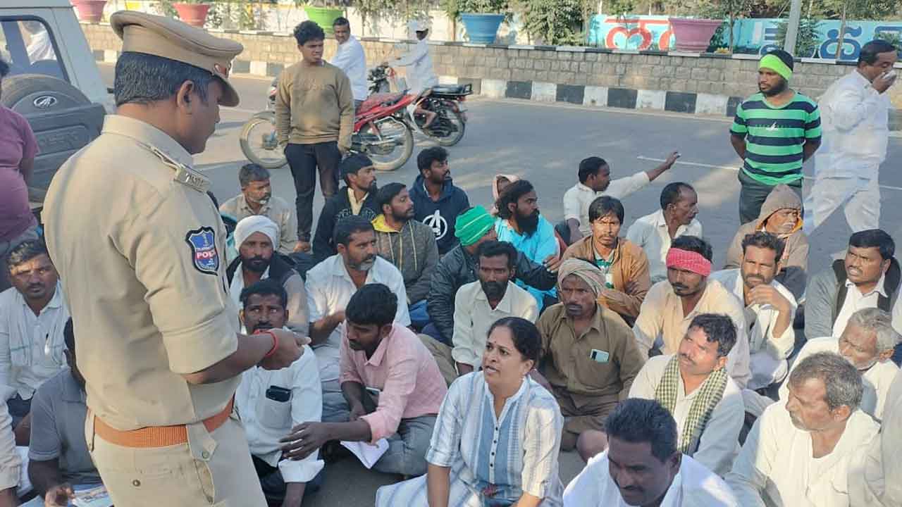 Medak | తప్పుడు కేసులను నిరసిస్తూ.. మెదక్ ఫారెస్ట్ రేంజ్ కార్యాలయం ఎదుట బీఆర్‌ఎస్ నాయకుల ఆందోళన