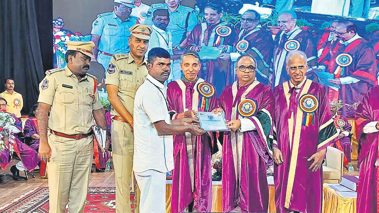 17 మంది ఖైదీలకు డిగ్రీ, పీజీ పట్టాలు