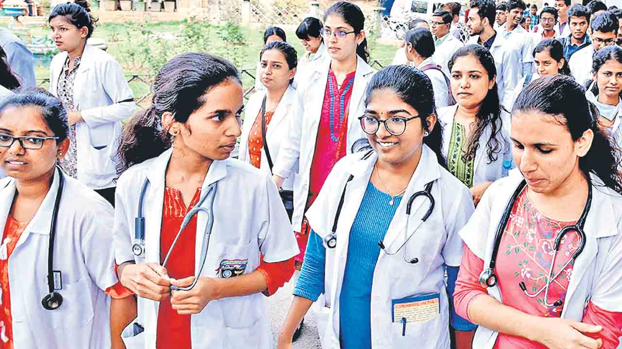 MBBS Seats | దేశంలో ఏటా ఎంత మంది డాక్టర్లు తయారవుతున్నారో తెలుసా?