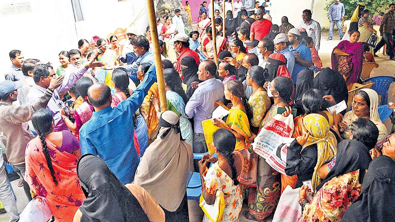 Prajapalana | గ్యారెంటీల దరఖాస్తు ధర రూ.100!.. కౌంటర్ల వద్ద అప్లికేషన్ల కొరత.. ఇదే అదనుగా రెచ్చిపోయిన దళారులు