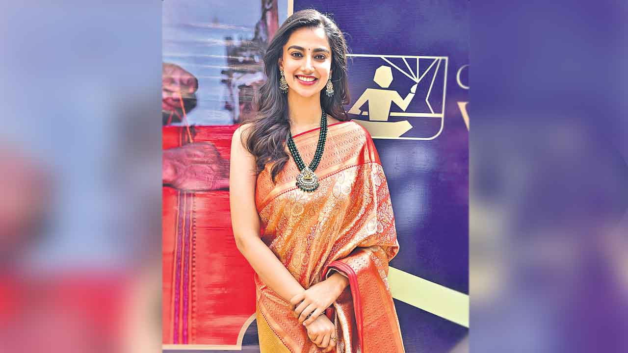 మీనాక్షి.. మైమరిపించే..