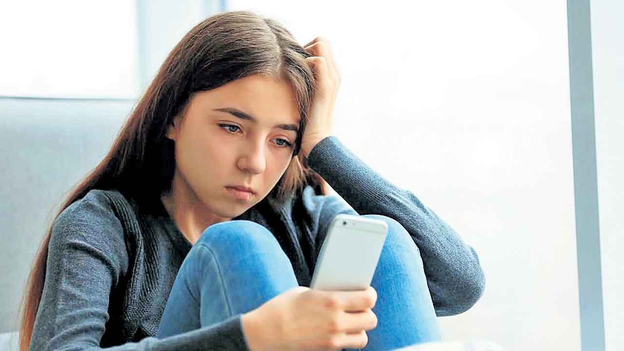 4 గంటలకుపైగా స్మార్ట్‌ఫోన్‌ వాడితే మానసిక సమస్యలు!