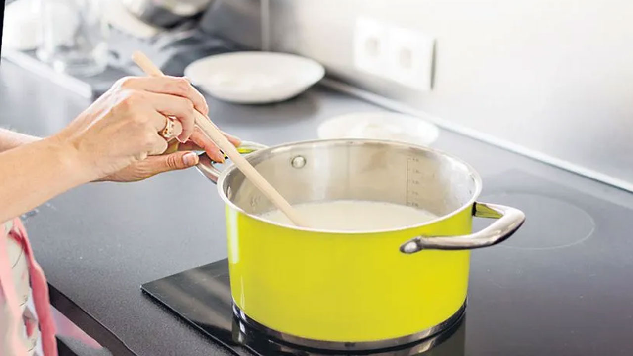 Adulterated Milk | మీరు తాగే పాలు స్వచ్ఛమైనవేనా? ఈ టెక్నిక్‌ ద్వారా ఈజీగా కనిపెట్టేయొచ్చు!