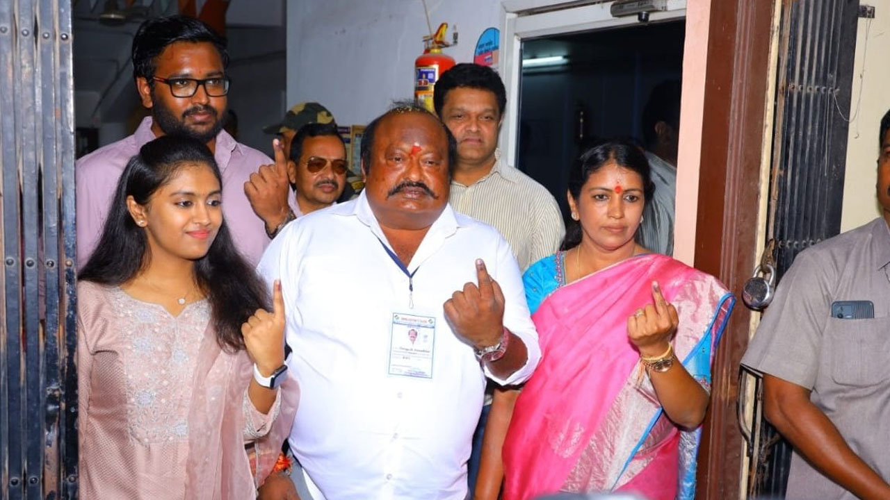 ఓటేసిన ప్రముఖులు