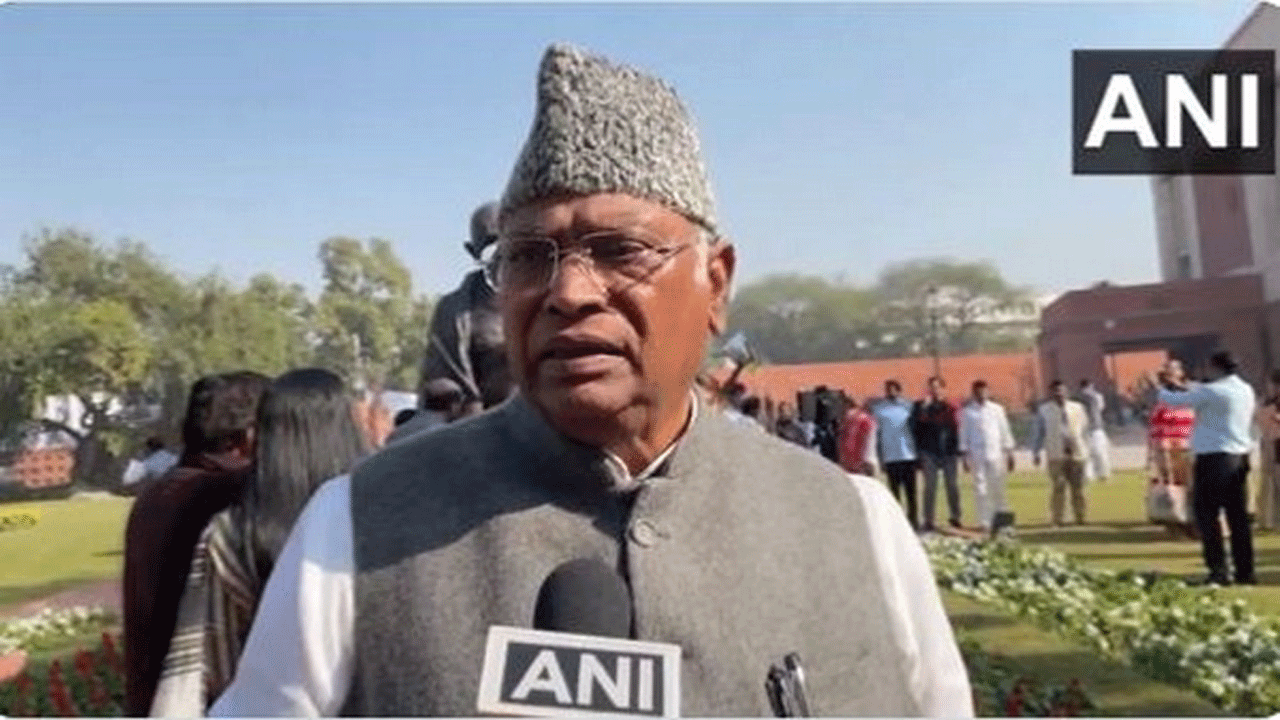 Mallikarjun Kharge | భ‌ద్ర‌తా వైఫ‌ల్యంపై చ‌ర్చించ‌కుండా వార‌ణాసి, అహ్మ‌దాబాద్‌లో ఉప‌న్యాసాల‌తో బిజీ : మోదీ, అమిత్ షాపై ఖ‌ర్గే ఫైర్‌