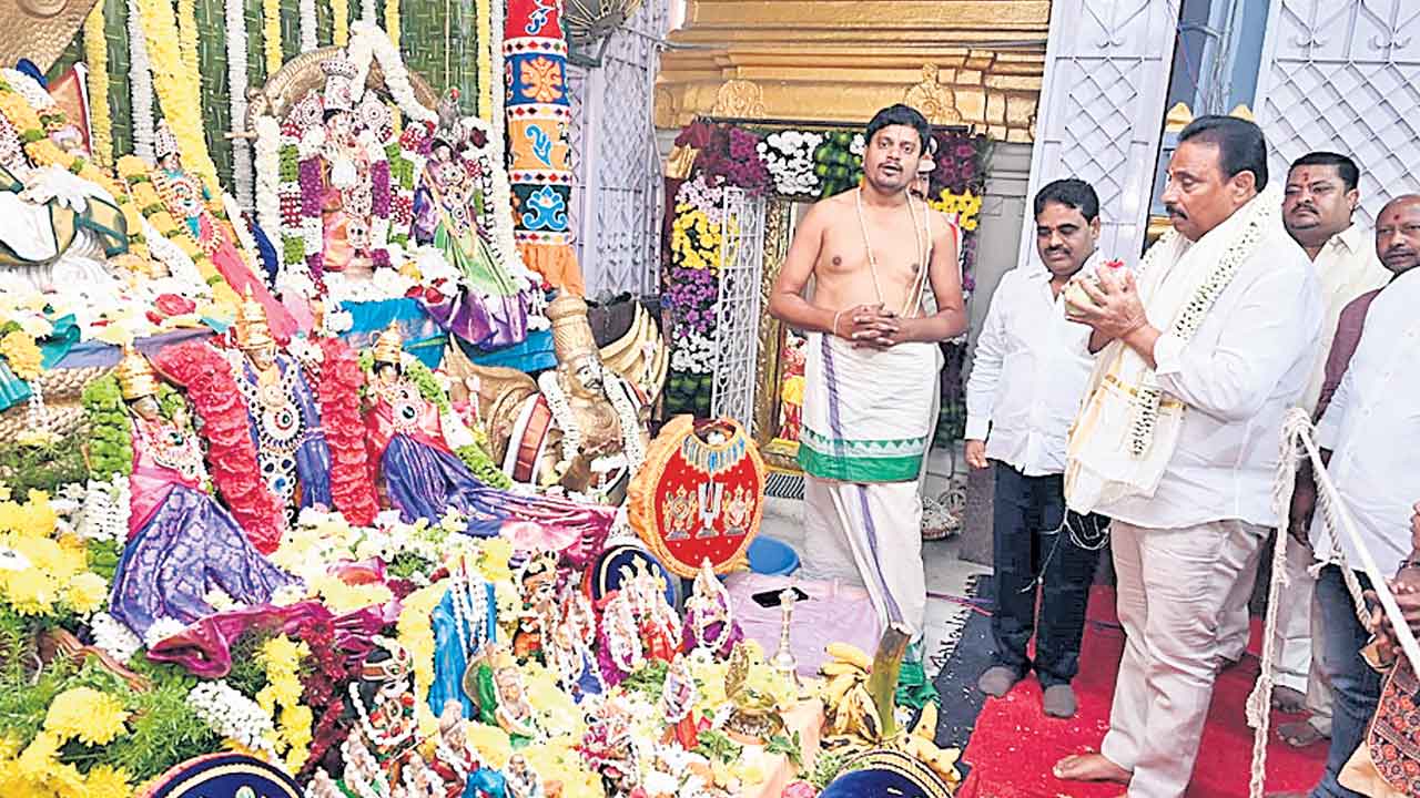 గోవింద నామస్మరణతో మార్మోగిన ఆలయాలు