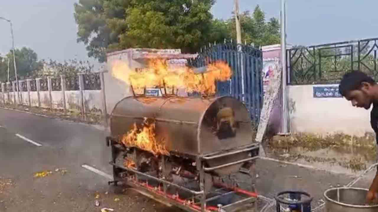 Watch: వరద ముంపులో శ్మశానవాటికలు.. మొబైల్ దహనవాటికలో అంత్యక్రియలు