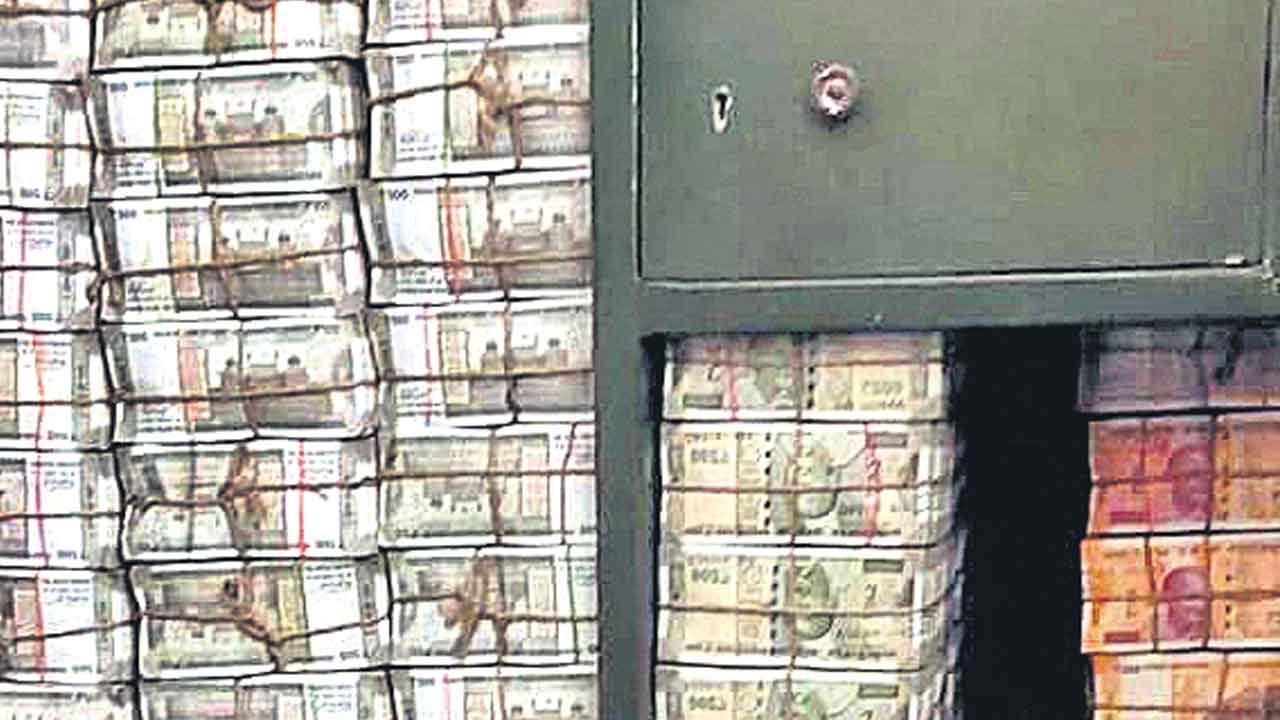 కాంగ్రెస్‌ ఎంపీ బంధువుల ఇంట్లో 150 కోట్లు