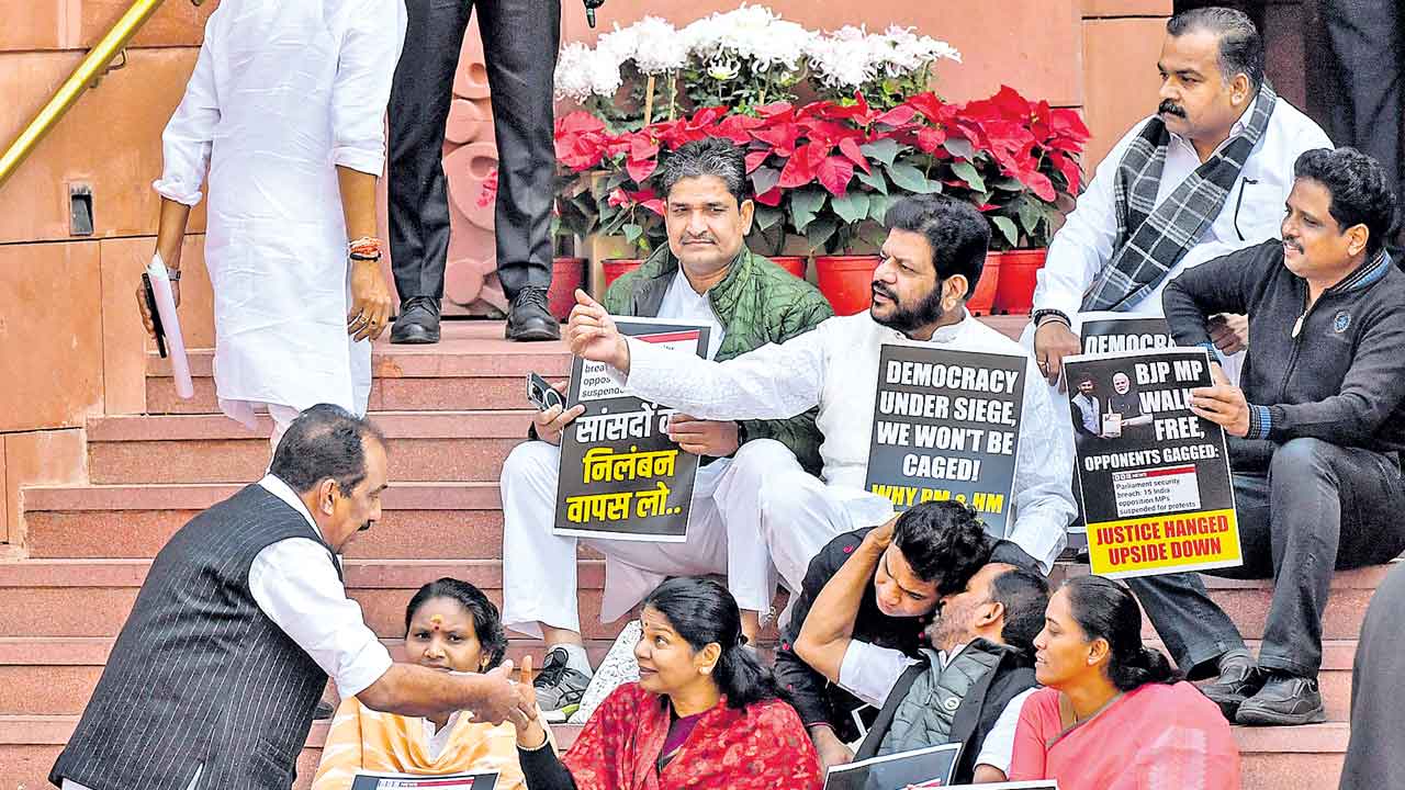 Parliament Security Breach | భద్రతా వైఫల్యంపై అట్టుడికిన పార్లమెంటు.. అమిత్‌ షా ప్రకటనకు విపక్షం పట్టు