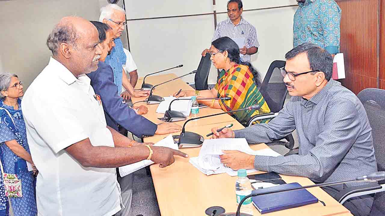 ప్రజావాణి దరఖాస్తులను సత్వరమే పరిష్కరించాలి