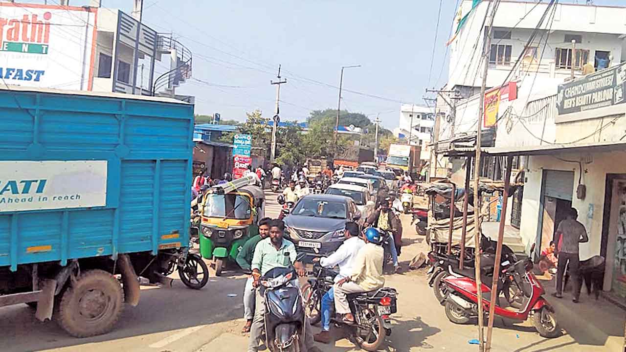 జీస్కూల్‌ చౌరస్తాలో ట్రాఫికర్‌