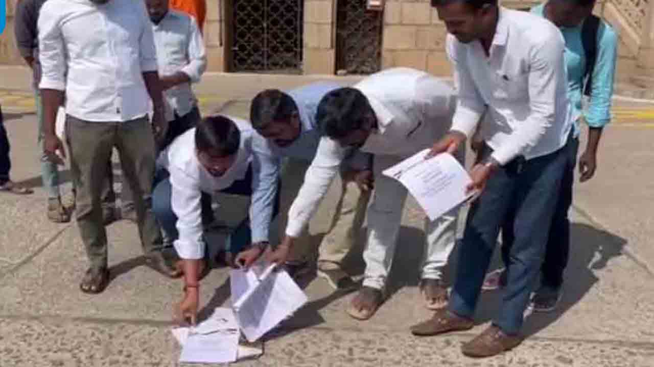 OU | నిరుద్యోగులు ఆగ్ర‌హం.. ఓయూలో కాంగ్రెస్ మేనిఫెస్టో ప్ర‌తులు ద‌హ‌నం