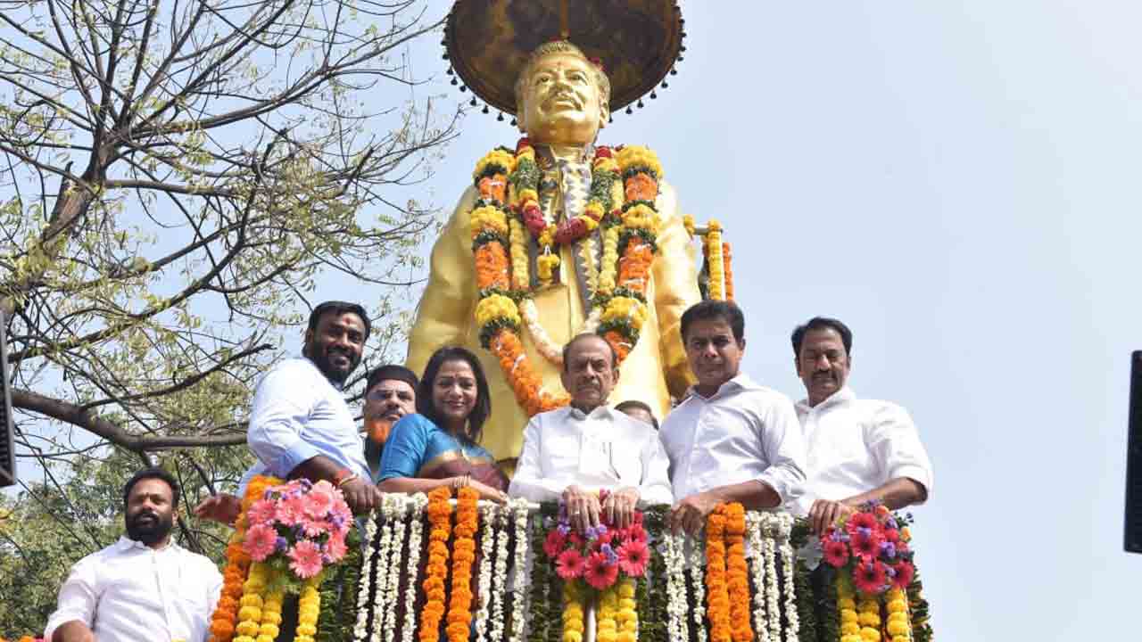 KTR | పీజేఆర్ విగ్ర‌హానికి పూల‌మాల వేసి నివాళుల‌ర్పించిన కేటీఆర్