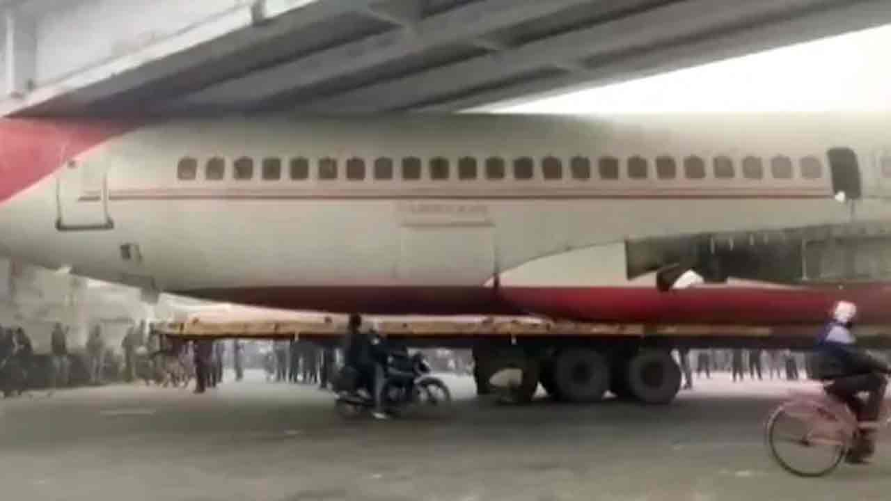 Plane Struck: బ్రిడ్జ్ కింద ఇరుక్క‌పోయిన విమానం.. నేష‌న‌ల్ హైవేపై ట్రాఫిక్ జామ్‌.. వీడియో