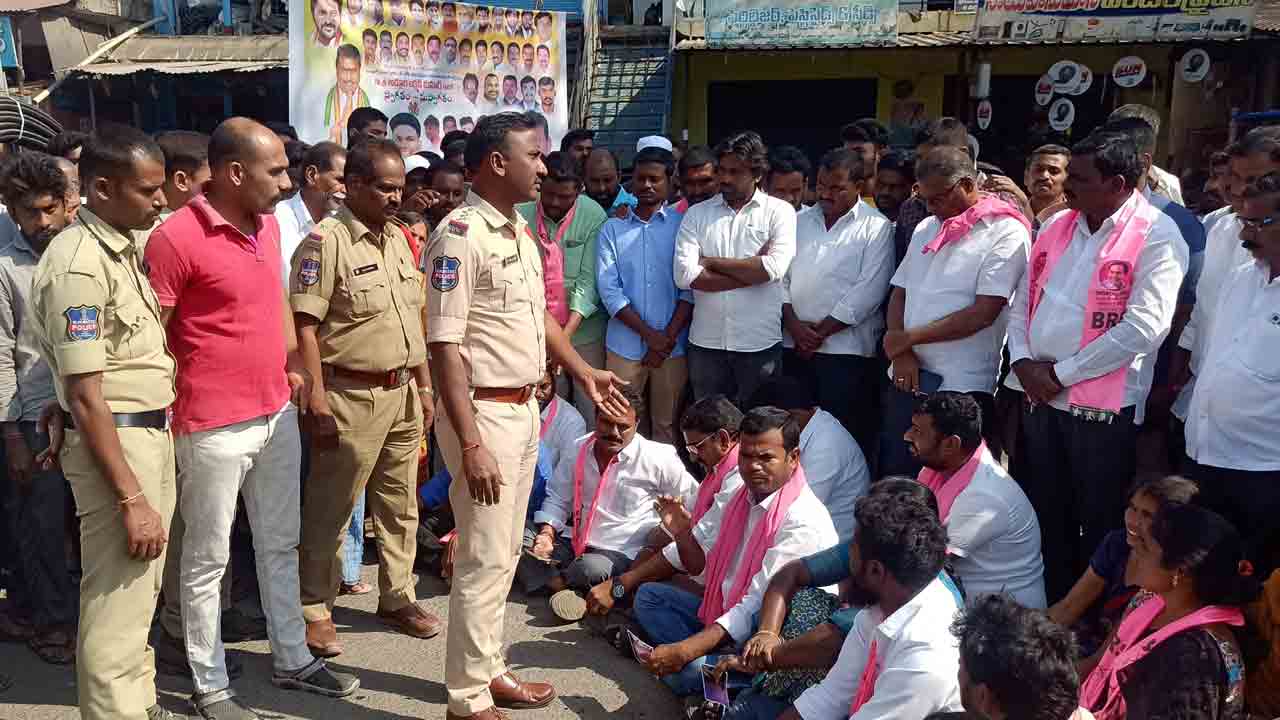 బీఆర్‌ఎస్‌ నేతలపై పోలీసుల వేధింపులు