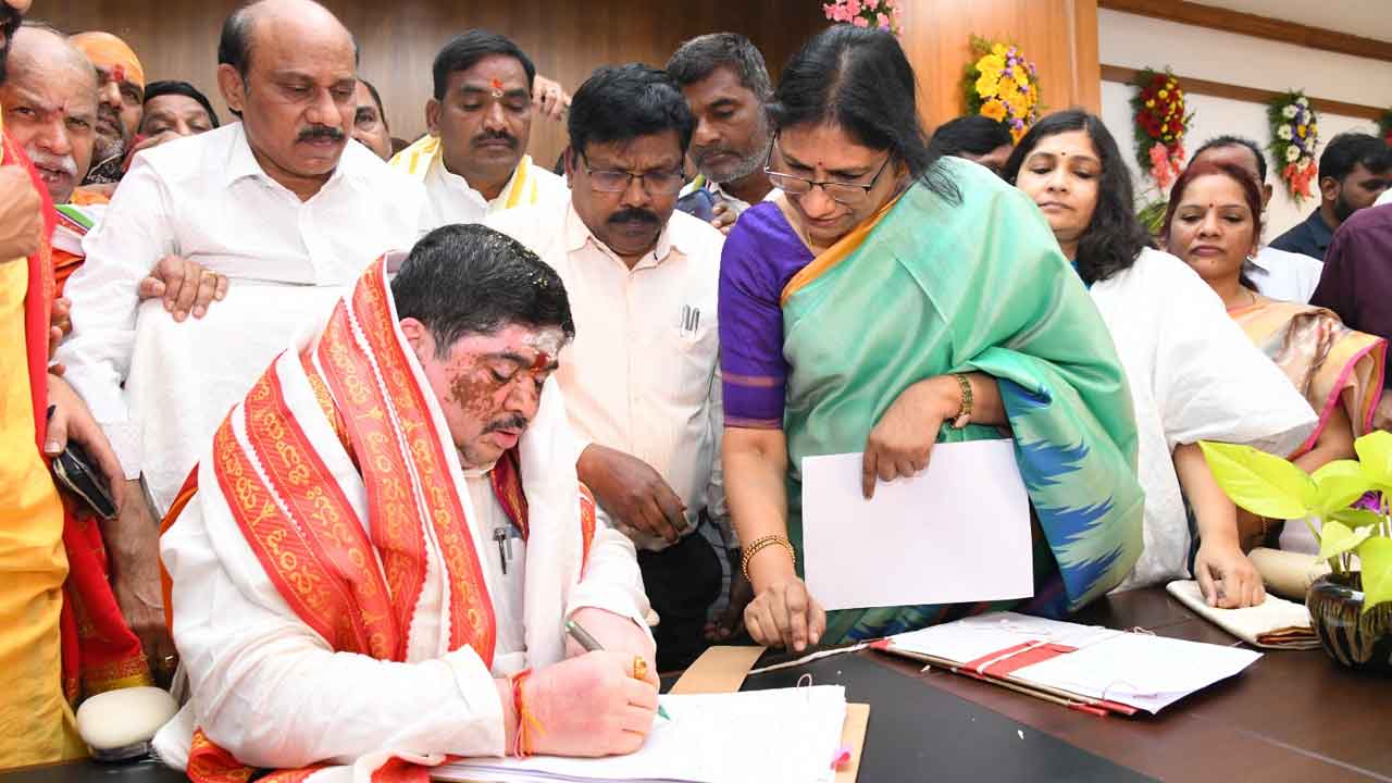 Minister Ponnam | పదవీ బాధ్యతలు స్వీకరించిన మంత్రి పొన్నం ప్రభాకర్‌