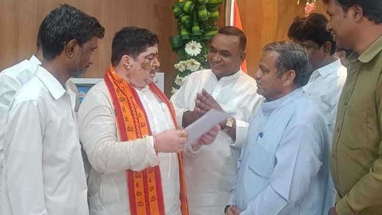 Minister Ponnam | ఉపాధిని కాపాడాలని కోరుతూ.. మంత్రి పొన్నం ప్రభాకర్‌ను కలిసిన ఆటో సంఘాల నేతలు