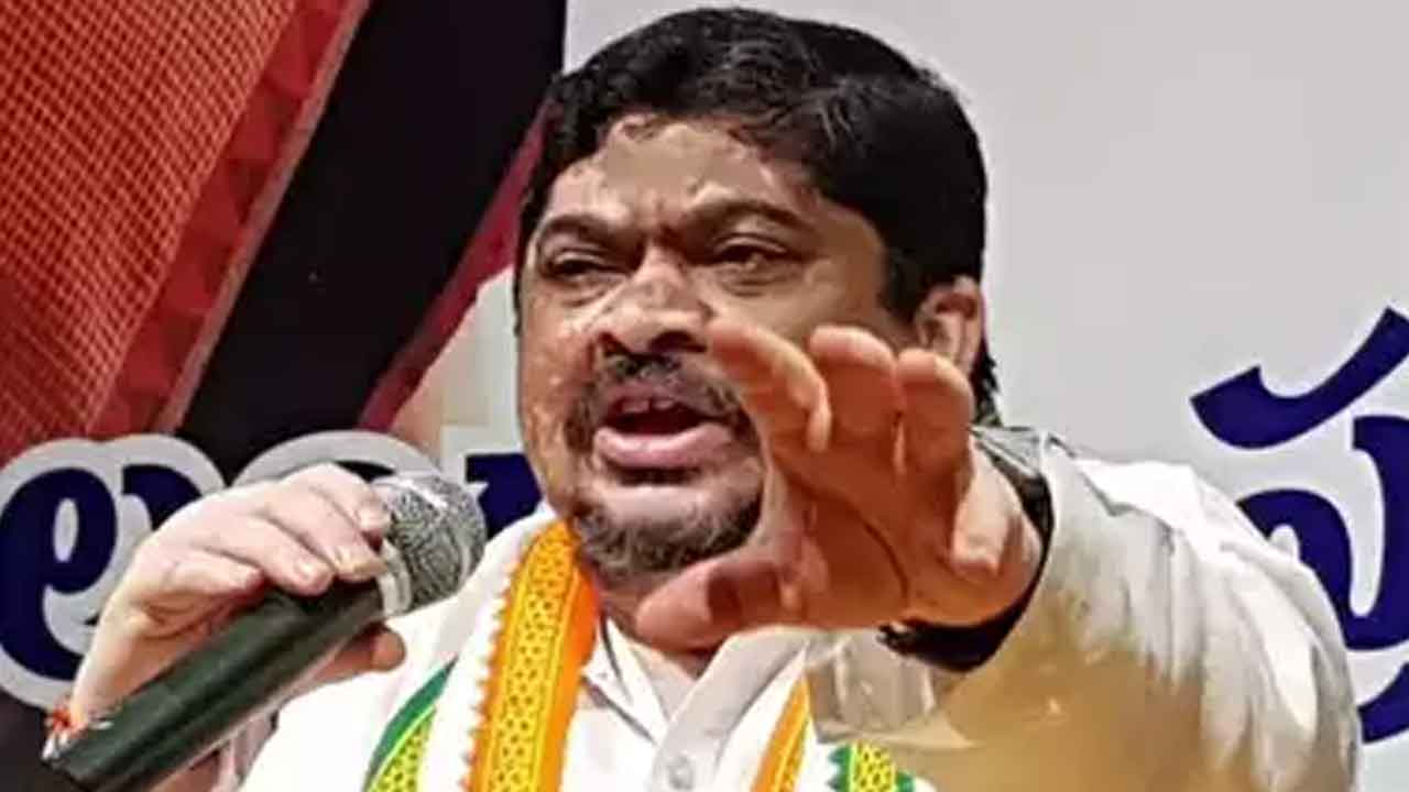 Ponnam Prabhakar | తప్పు చేయకపోతే ఎందుకు పారిపోతున్నారు ? కేంద్రంలోని బీజేపీ ప్రభుత్వంపై పొన్నం ప్రభాకర్‌ ఫైర్‌