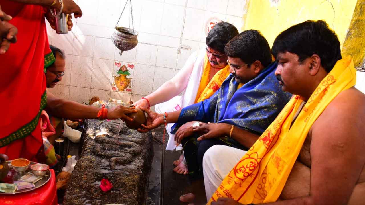 Minister Ponnam | దత్తాత్రేయ స్వామి ఆలయాన్ని ఆధ్యాత్మిక క్షేత్రంగా తీర్చిదిద్దుతాం : మంత్రి పొన్నం