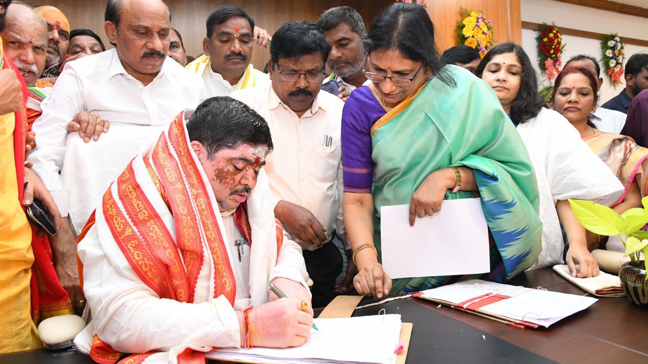 మంత్రి పొన్నం బాధ్యతల స్వీకరణ