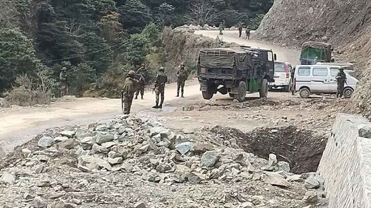 ఆ ముగ్గురినీ చంపిందెవరు?