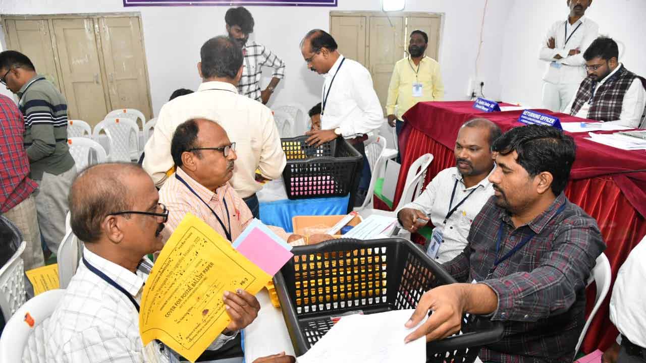 Telangana Assembly Elections | కొనసాగుతున్న పోస్టల్‌ బ్యాలెట్ల లెక్కింపు