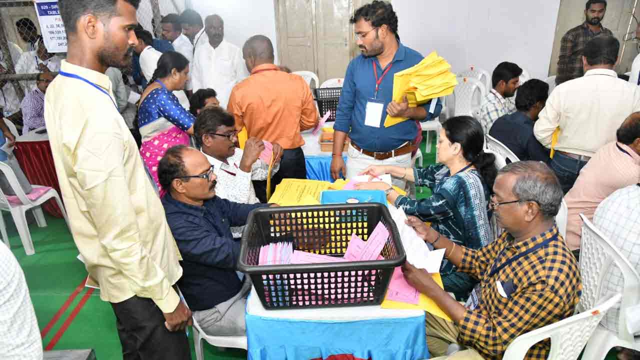 Telangana Assembly Elections | పోస్ట‌ల్ బ్యాలెట్ల ఓట్ల లెక్కింపు.. 20 స్థానాల్లో బీఆర్ఎస్ ఆధిక్యం