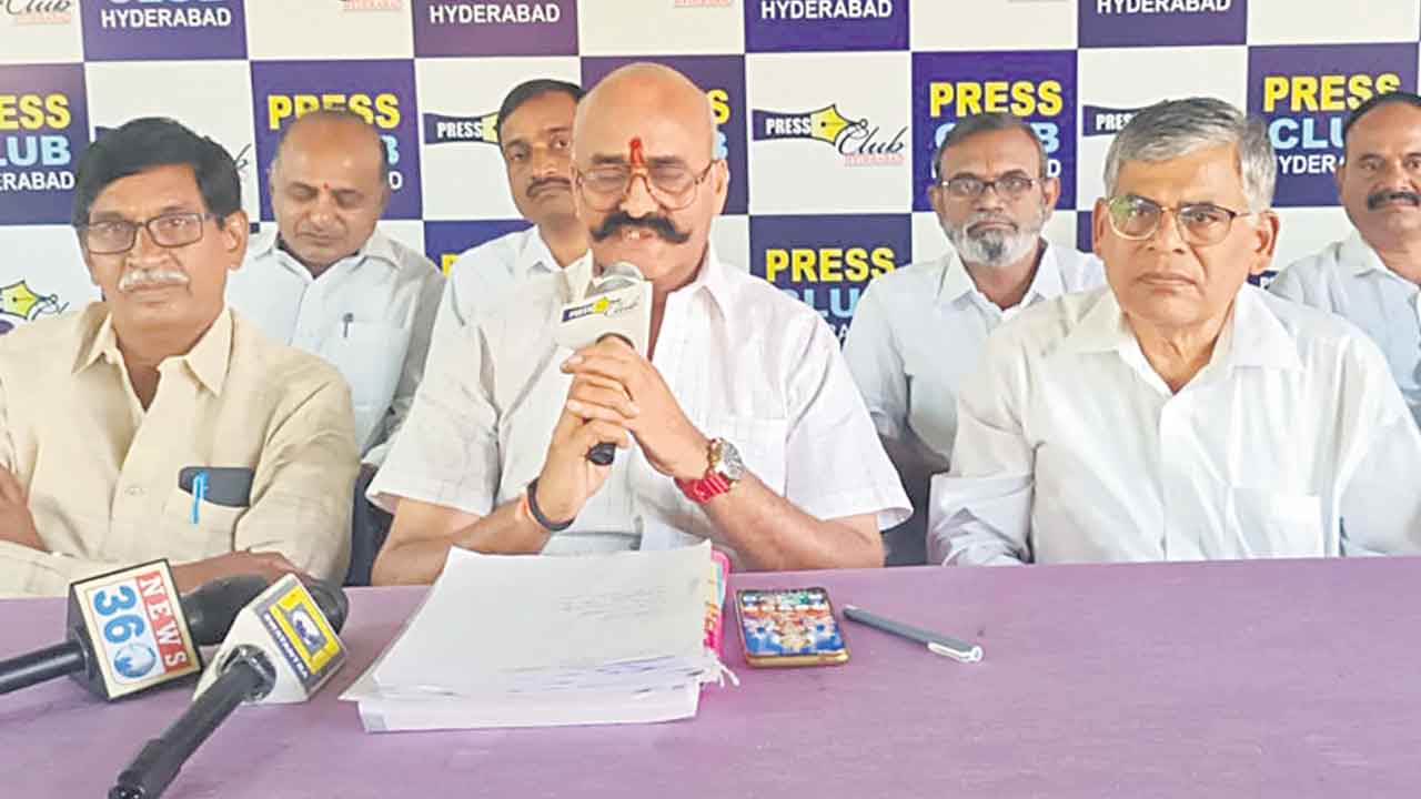ఒకటో తేదీనే వేతనాలివ్వాలి