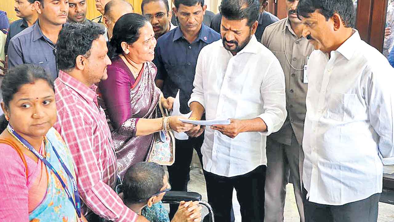 Praja Darbar | ప్రజాదర్బార్‌ ప్రారంభం.. ఫిర్యాదుదారులను అదుపు చేసేందుకు బారికేడ్లు