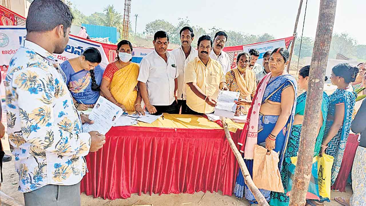 కొనసాగుతున్న ప్రజా పాలన దరఖాస్తులు