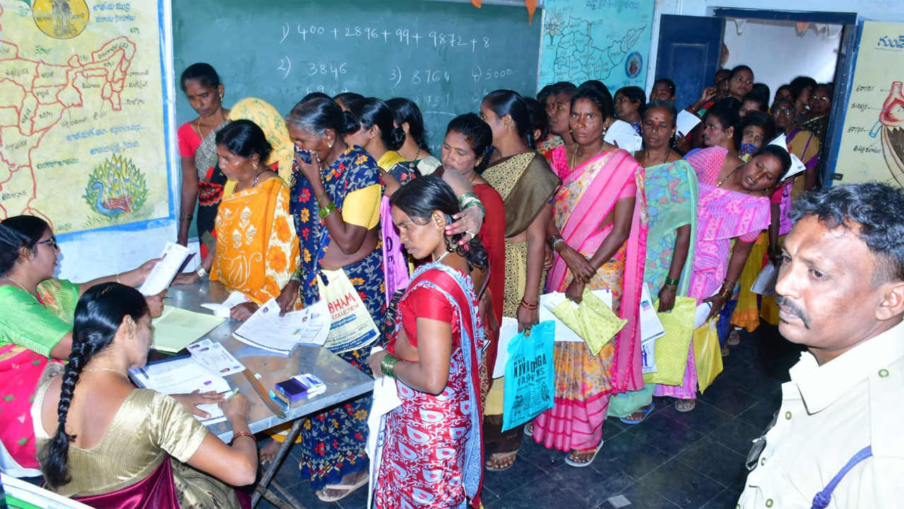 Praja Palana | ప్రజాపాలనకు విశేష స్పందన.. తొలిరోజు ఎన్ని అప్లికేషన్స్‌ వచ్చాయంటే..