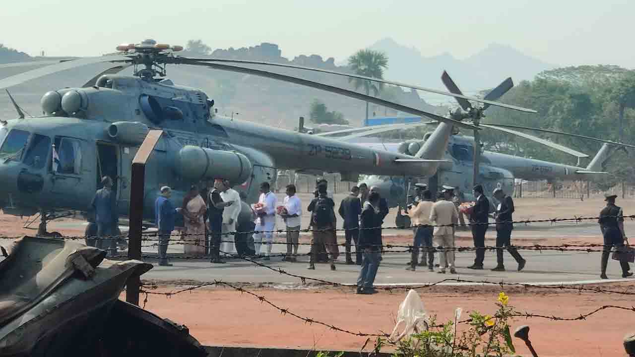 President Tour | రాష్ట్ర‌ప‌తి హెలికాప్ట‌ర్ ల్యాండింగ్.. గాలిలో ఎగిరిప‌డ్డ పోలీసులు